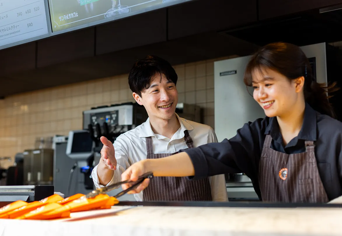 笑顔で接客する店舗スタッフ