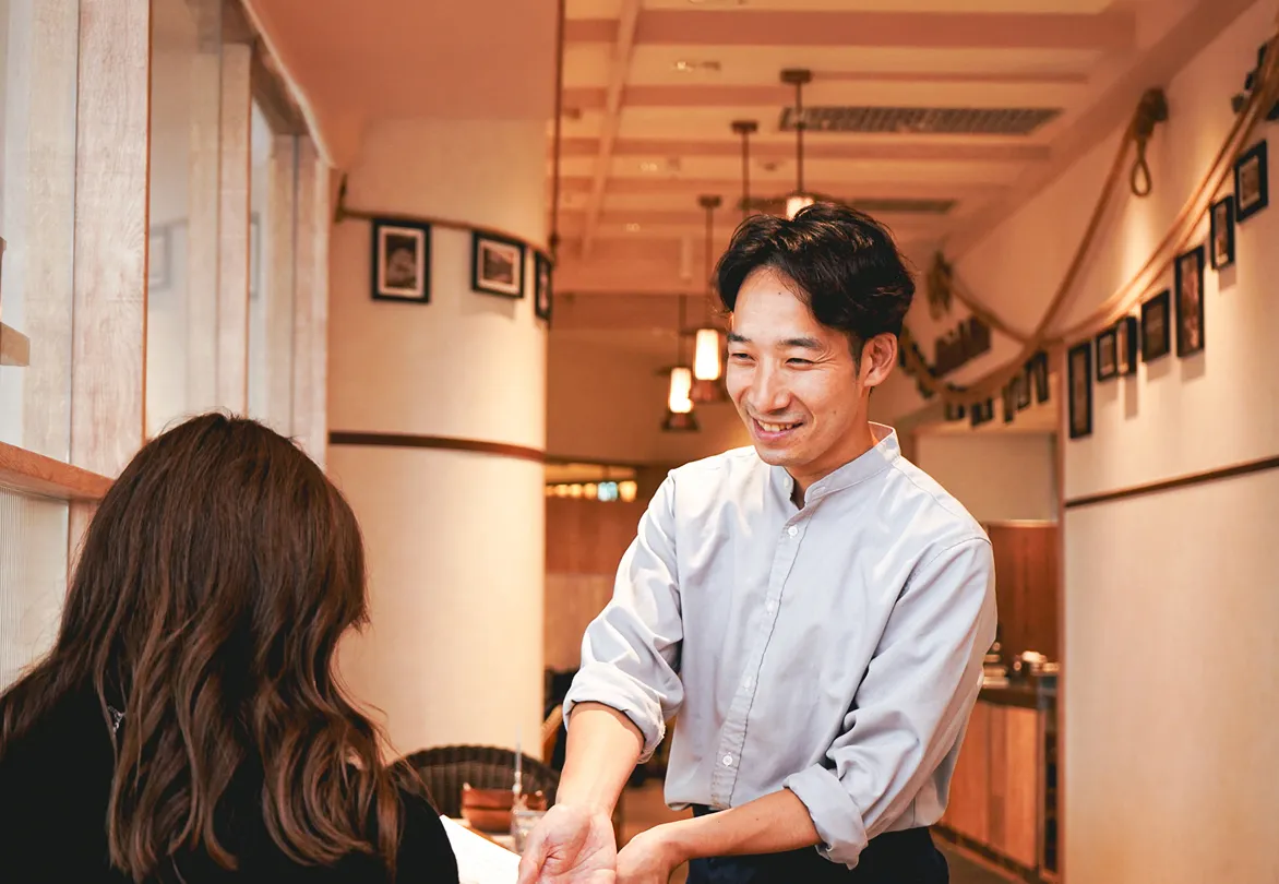 笑顔で接客する店舗スタッフ