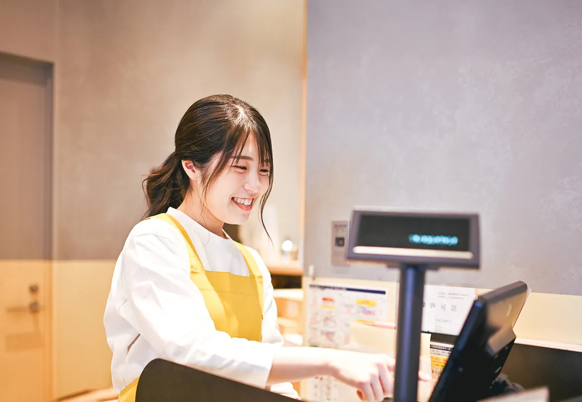 笑顔で接客する店舗スタッフ