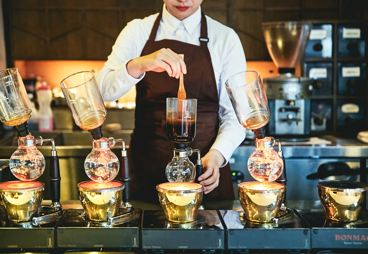 美味しいコーヒーを提供するシェフ