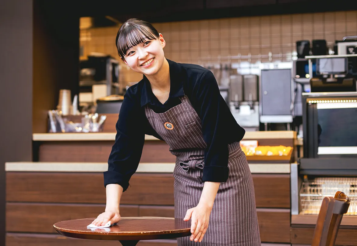 笑顔で接客する店舗スタッフ